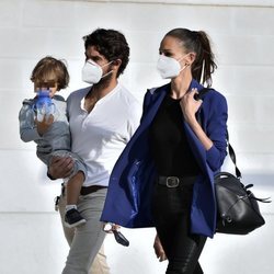 Eva González y Cayetano Rivera dando un paseo con su hijo por Sevilla
