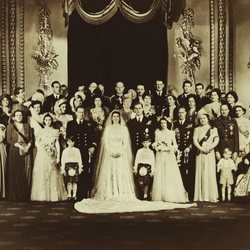 Foto familiar en la boda de la Reina Isabel y el Duque de Edimburgo