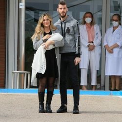 Edurne y David de Gea a las puertas del hospital tras el nacimiento de su hija Yanay