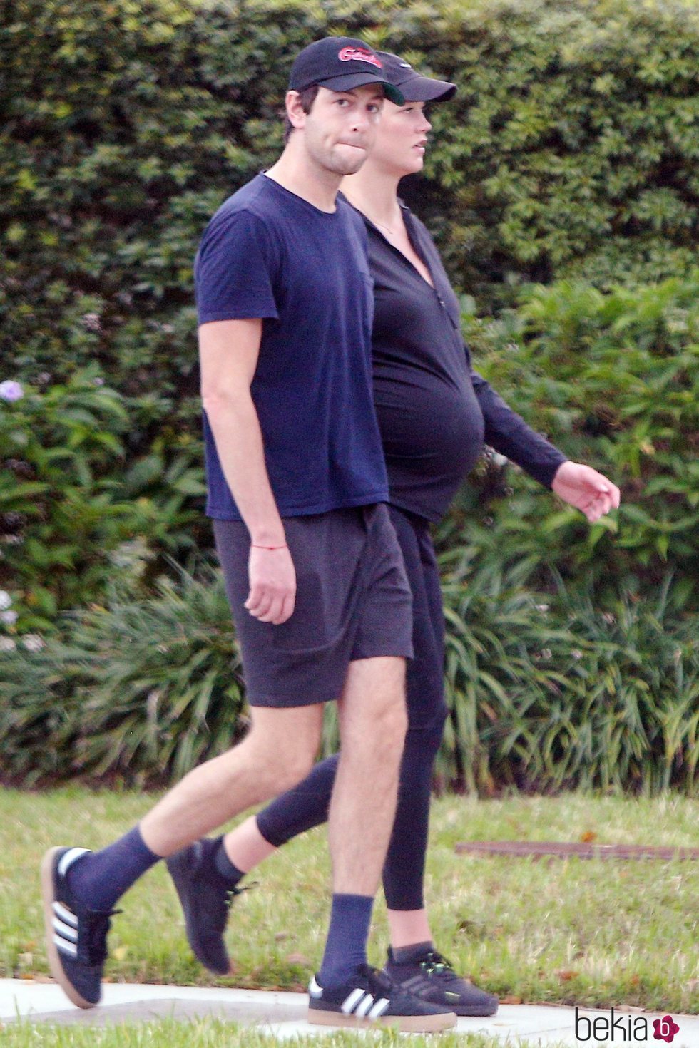 Joshua Kushner y Karlie Kloss paseando por Miami en la recta final del embarazo de la modelo
