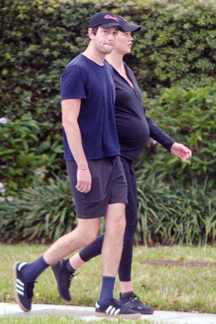 Joshua Kushner y Karlie Kloss paseando por Miami en la recta final del embarazo de la modelo