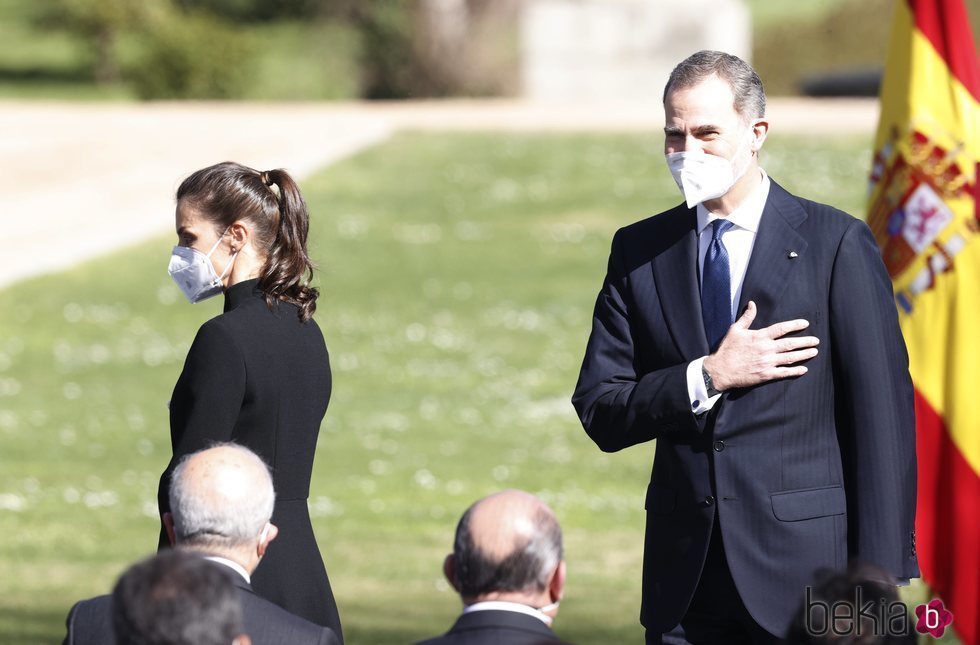 El Rey Felipe saludando junto a la Reina Letizia en el Acto de Reconocimiento y Memoria a todas las Víctimas del Terrorismo en Madrid