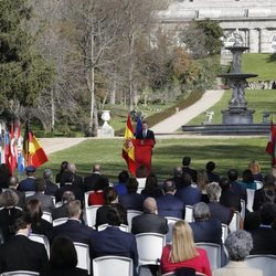 El Rey Felipe da un discurso en los jardines del Palacio Real en el Acto de Reconocimiento y Memoria a todas las Víctimas del Terrorismo en Madrid