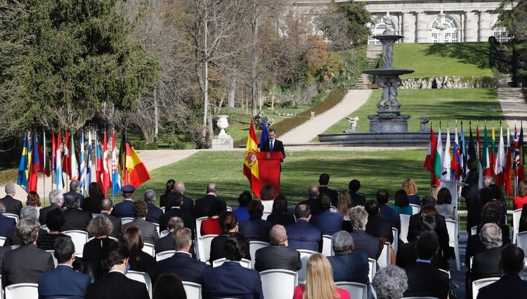 El Rey Felipe da un discurso en los jardines del Palacio Real en el Acto de Reconocimiento y Memoria a todas las Víctimas del Terrorismo en Madrid