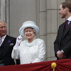 La Reina Isabel, el Príncipe Carlos y el Príncipe Guillermo en Buckingham Palace