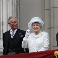 La Reina Isabel, el Príncipe Carlos y el Príncipe Guillermo en Buckingham Palace