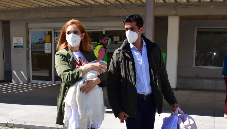 Beatriz Trapote y Víctor Janeiro saliendo del hospital con su hija Brenda
