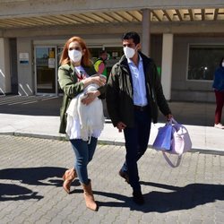 Beatriz Trapote y Víctor Janeiro saliendo del hospital con su hija Brenda