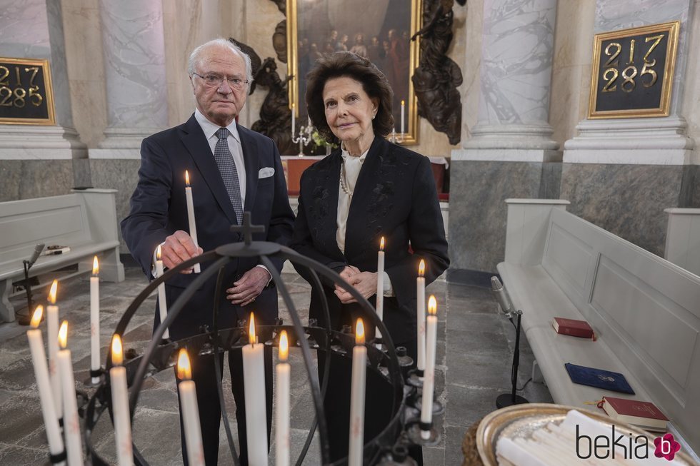 Carlos Gustavo y Silvia de Suecia en el homenaje de la Familia Real Sueca a las víctimas de la pandemia
