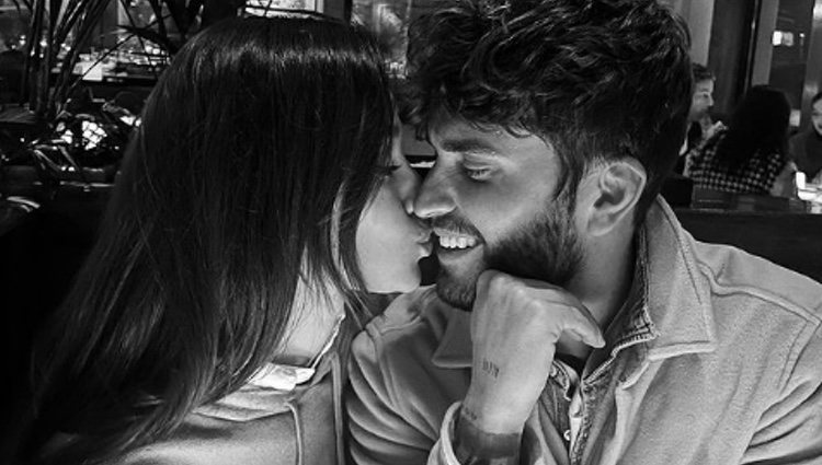 Rodri Fuertes y Adara Molinero besándose