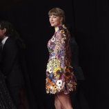 Taylor Swift tras posar en la alfombra roja de los premios Grammy 2021
