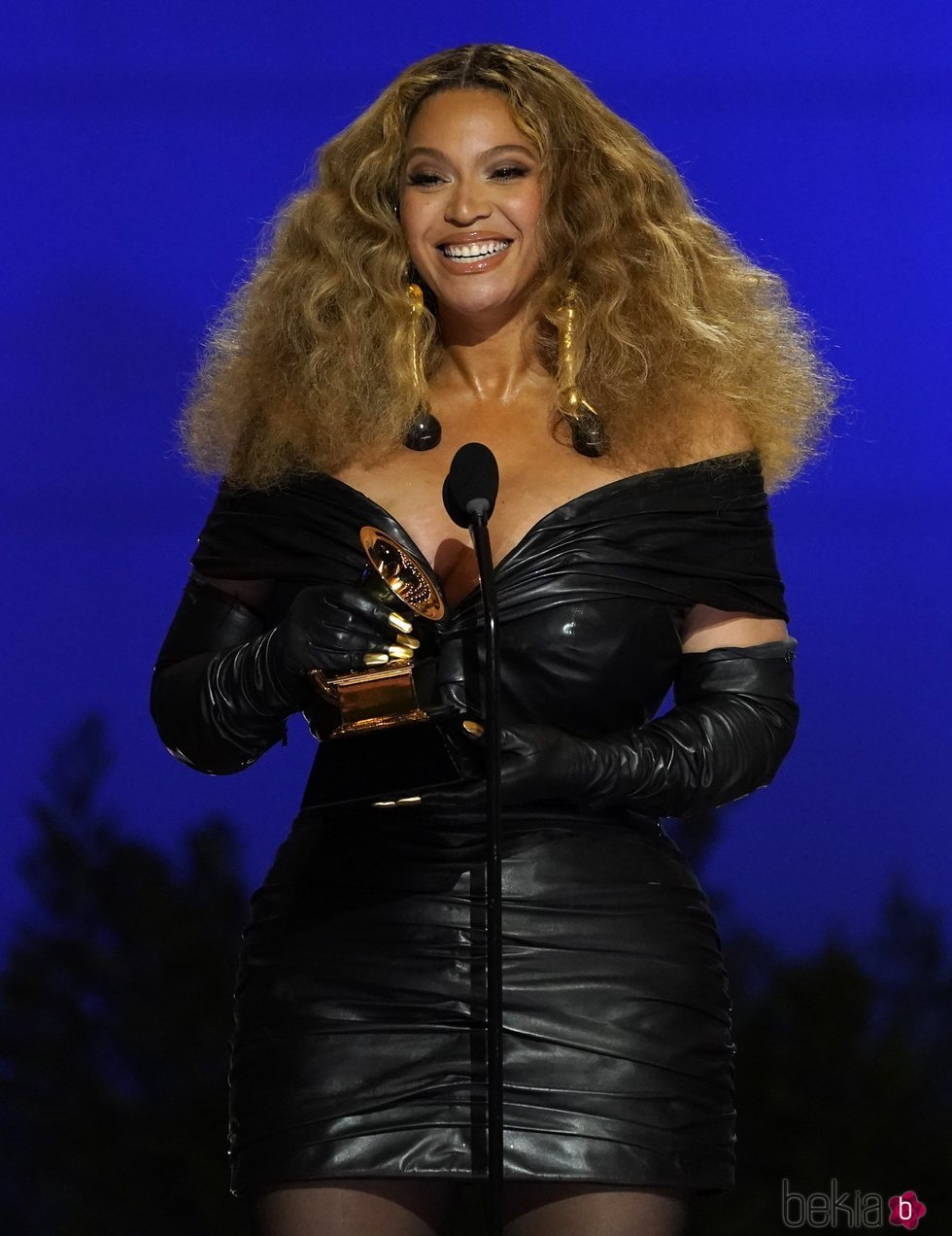 Beyoncé recogiendo el premio a mejor R&B Performance en los Premios Grammy 2021