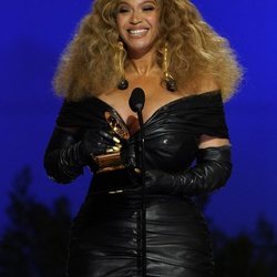 Beyoncé recogiendo el premio a mejor R&B Performance en los Premios Grammy 2021