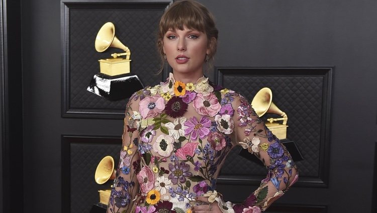 Taylor Swift en la alfombra roja de los premios Grammy 2021