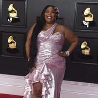 Lizzo en la alfombra roja de los premios Grammy 2021
