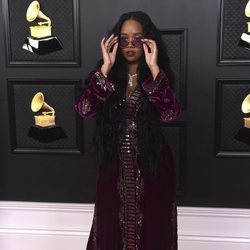 H.E.R. en la alfombra roja de los premios Grammy 2021