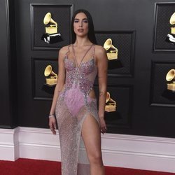 Dua Lipa en la alfombra roja de los premios Grammy 2021