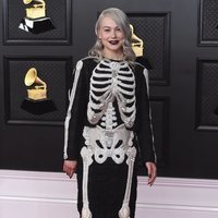 Phoebe Bridgers en la alfombra roja de los premios Grammy 2021