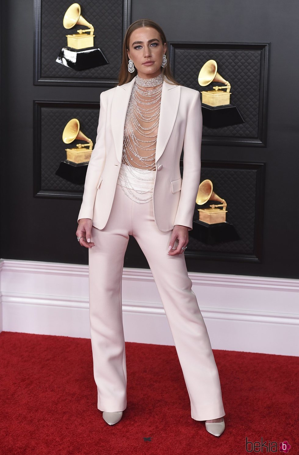 Ingrid Andress en la alfombra roja de los premios Grammy 2021