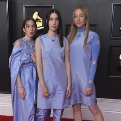 El grupo HAIM en la alfombra roja de los premios Grammy 2021