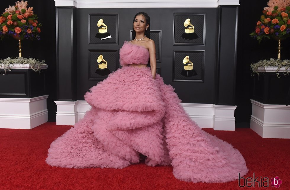 Jhené Aiko en la alfombra roja de los premios Grammy 2021