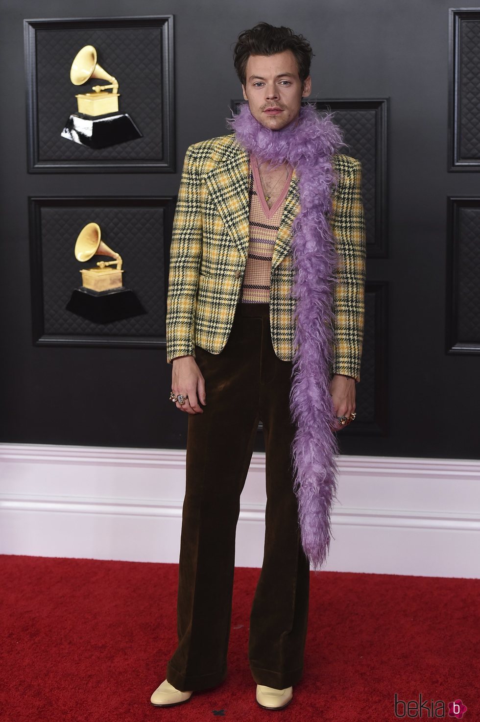 Harry Styles en la alfombra roja de los premios Grammy 2021