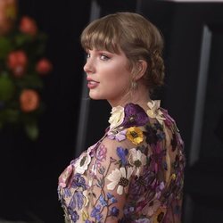 Taylor Swift posando durante la alfombra roja de los premios Grammy 2021