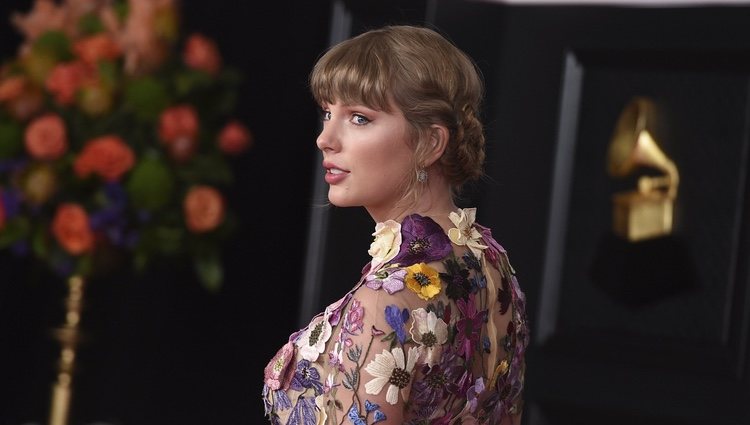 Taylor Swift posando durante la alfombra roja de los premios Grammy 2021