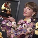 Taylor Swift con su galardón de los Premios Grammy 2021