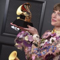 Taylor Swift con su galardón de los Premios Grammy 2021
