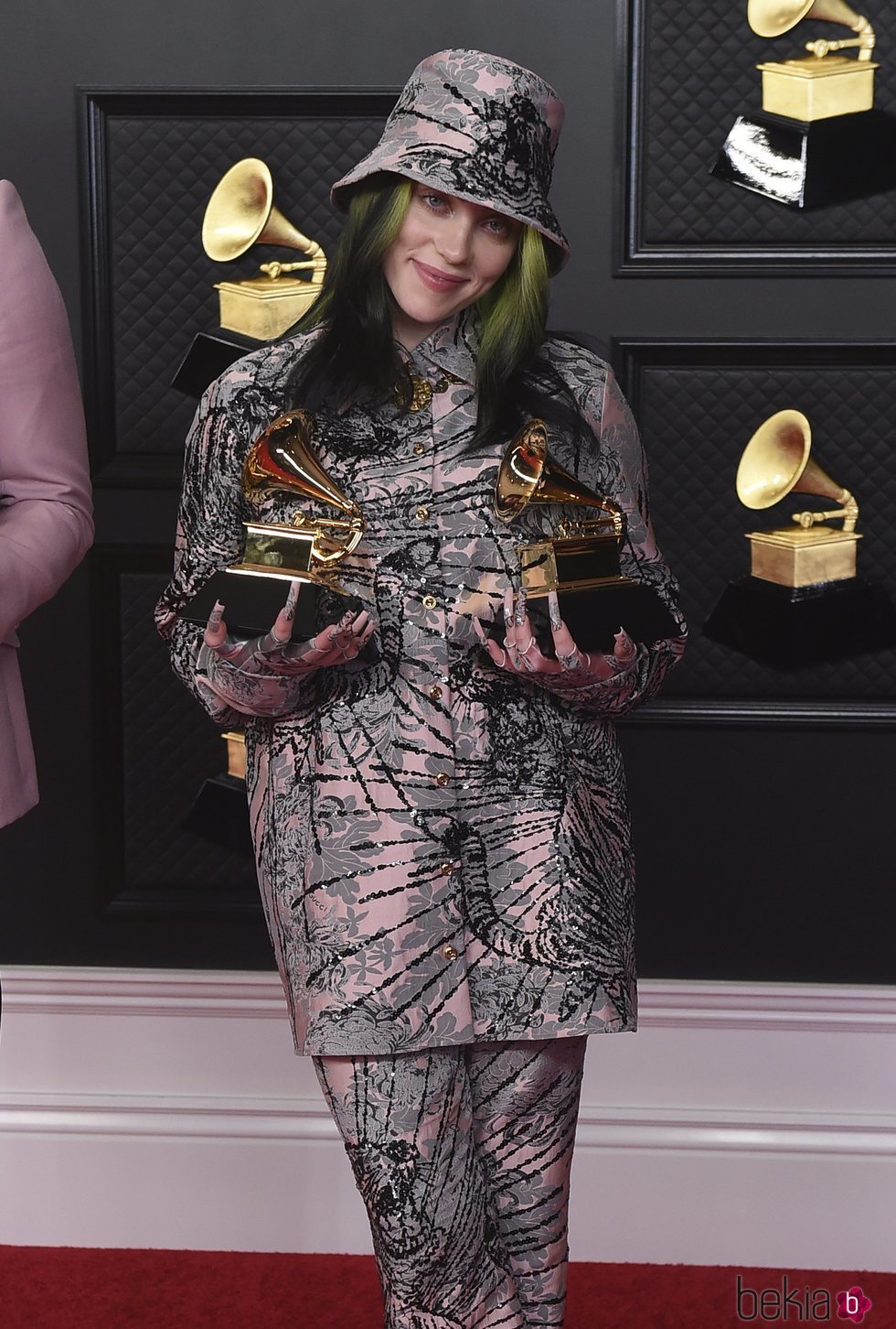 Billie Eilish posando con sus dos galardones de los Premios Grammy 2021