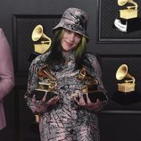 Billie Eilish posando con sus dos galardones de los Premios Grammy 2021