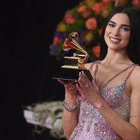 Dua Lipa posando con su galardón de los Premios Grammy 2021