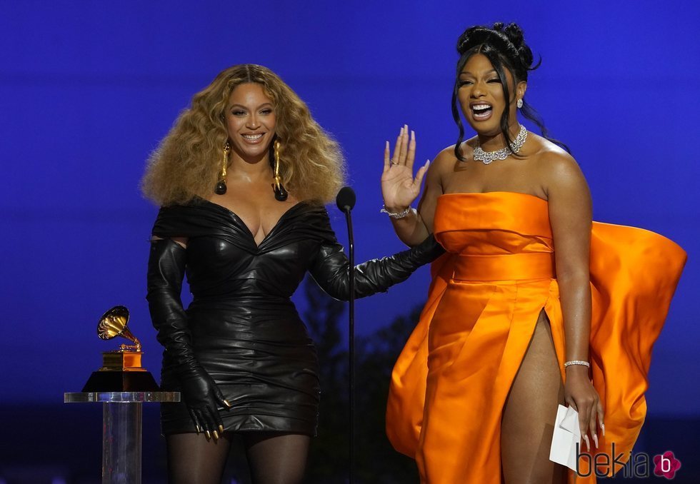 Beyoncé y Megan Thee Stallion recogiendo su galardón de los Premios Grammy 2021