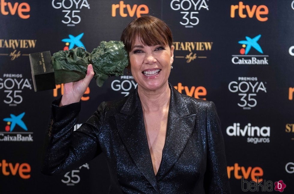 Mabel Lozano con su Goya 2021 a Mejor cortometraje documental