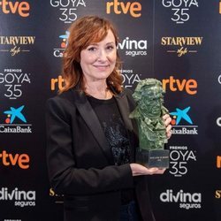 Nathalie Poza con su Goya 2021 a Mejor actriz de reparto