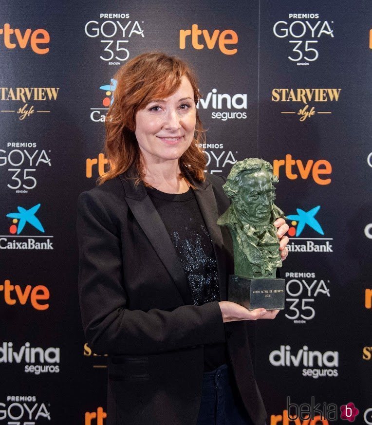 Nathalie Poza con su Goya 2021 a Mejor actriz de reparto