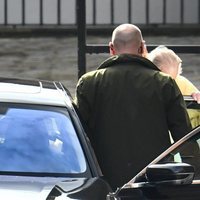 El Duque de Edimburgo entra en el coche tras recibir el alta después de un mes ingresado