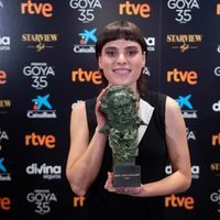 Jone Laspiur con su Goya 2021 a Mejor actriz revelación
