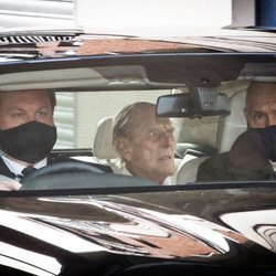 El Duque de Edimburgo en un coche tras recibir el alta después de un mes ingresado