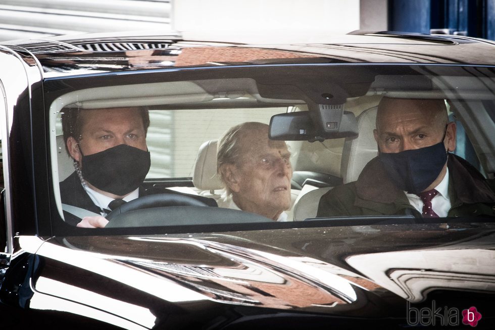 El Duque de Edimburgo en un coche tras recibir el alta después de un mes ingresado