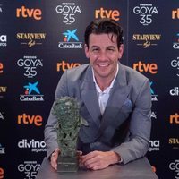 Mario Casas con su Goya 2021 a Mejor protagonista