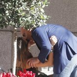 Kiko Matamoros besando a Marta López en una terraza de Madrid