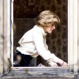 Kristen Stewart caracterizada como Lady Di durante el rodaje de 'Spencer' en el castillo Kronberg
