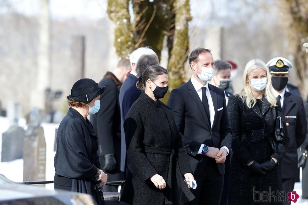 Sonia de Noruega, Marta Luisa de Noruega, Haakon y Mette-Marit de Noruega en el funeral de Erling Lorentzen