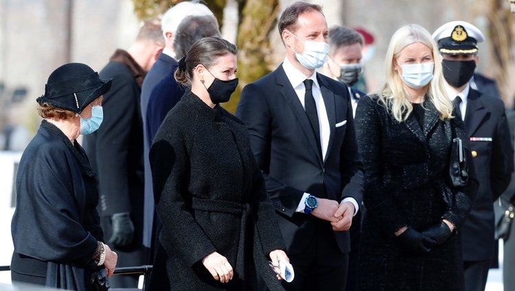 Sonia de Noruega, Marta Luisa de Noruega, Haakon y Mette-Marit de Noruega en el funeral de Erling Lorentzen
