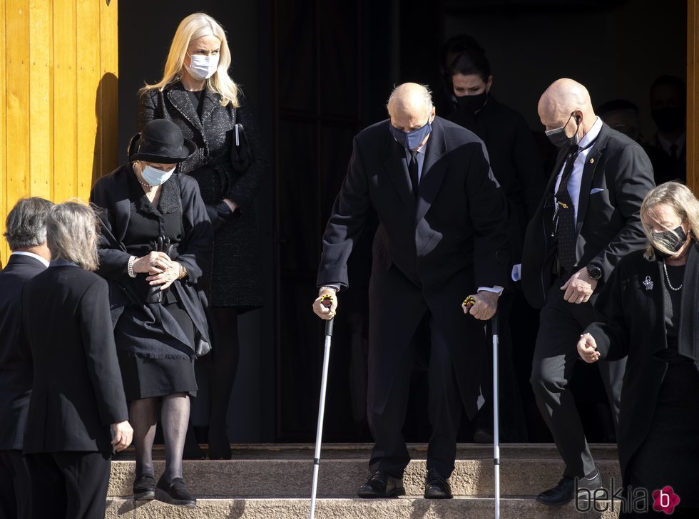 Sonia de Noruega, Mette-Marit de Noruega, Marta Luisa de Noruega y Harald de Noruega con muletas en el funeral de Erling Lorentzen