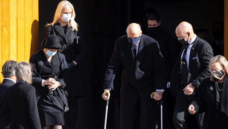 Sonia de Noruega, Mette-Marit de Noruega, Marta Luisa de Noruega y Harald de Noruega con muletas en el funeral de Erling Lorentzen