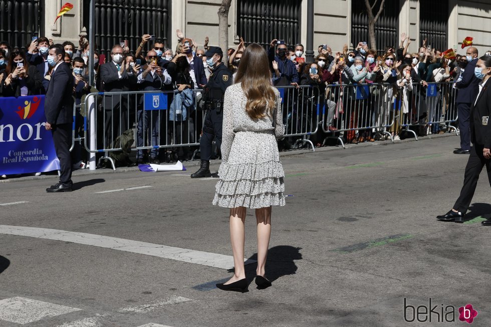 La Princesa Leonor saludando a la ciudadanía en su primer acto oficial en solitario