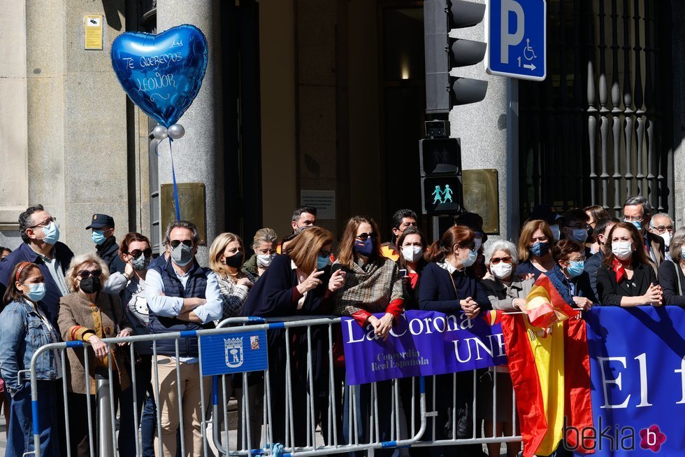Ciudadanos que acudieron a apoyar a la Princesa Leonor en su primer acto oficial en solitario